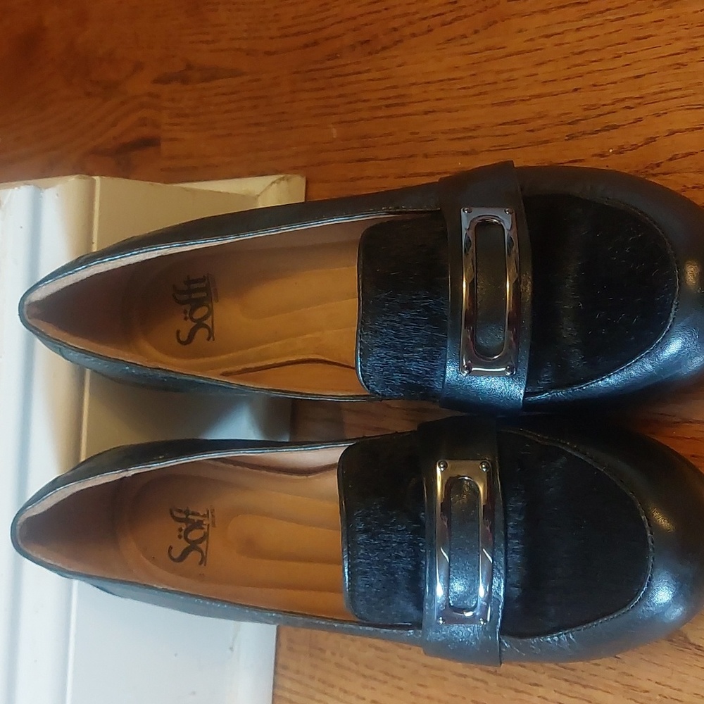 Like New SIZE 9, loafer pumps. Wore these 3 times